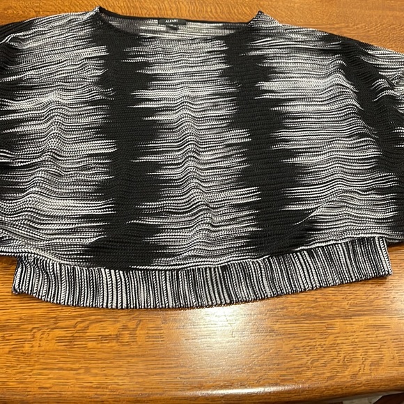 Womens Alfani size medium black and white sheet top. - Picture 4 of 4